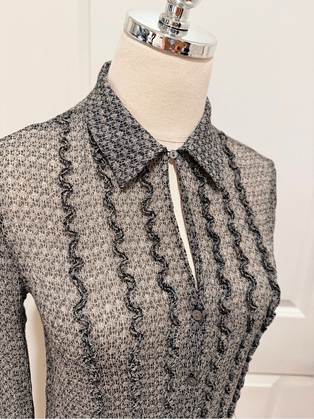 Vintage Jones New York 100% Silk Ruffle Sheer Knit Blouse Grey Black Size 4